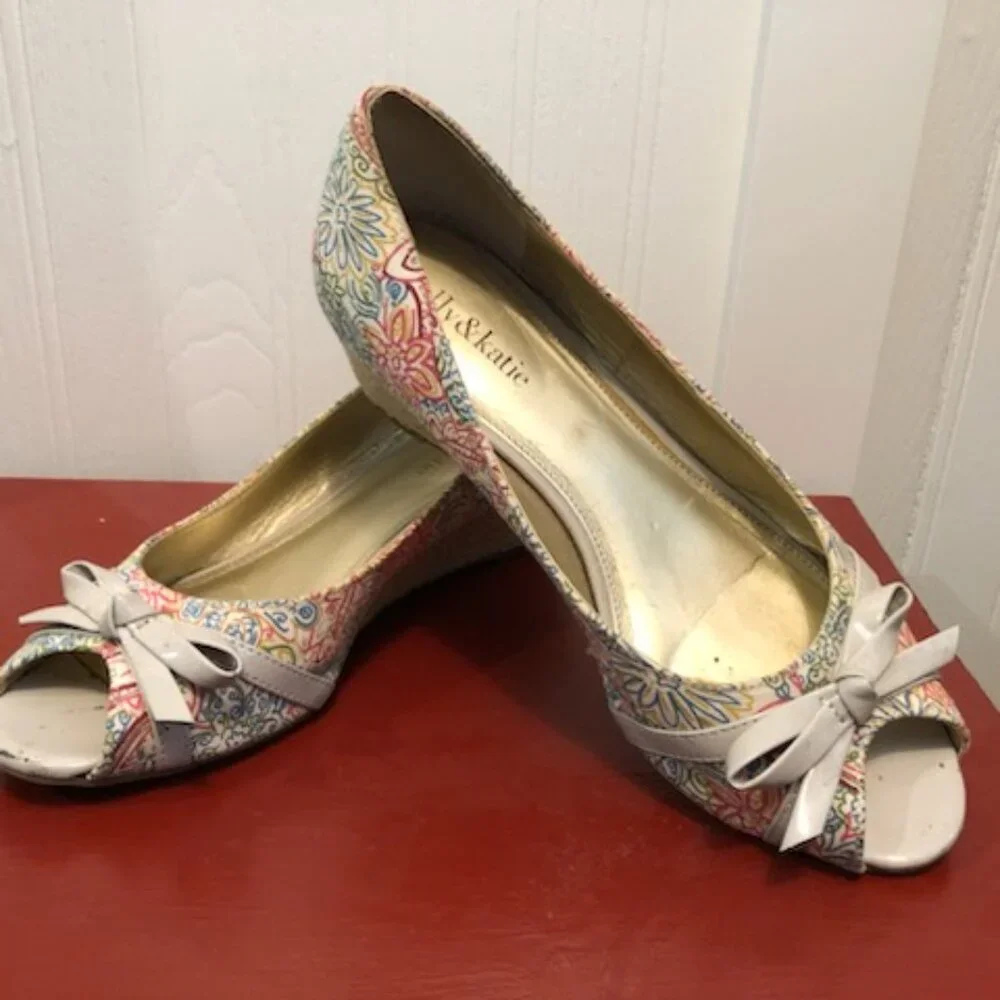 Kelly & Katie floral wedge peep toes with bows, size 8 - Picture 5 of 5